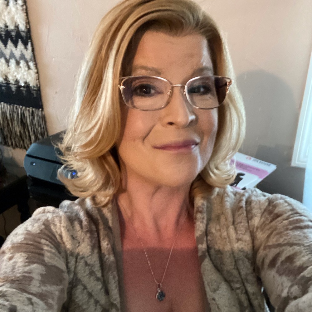 Meet your Posher, Hollie